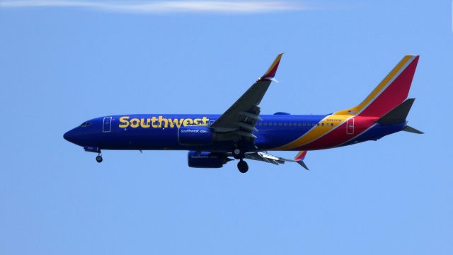 Boeing 737-800 (N8530W) - On final is this 2017 Southwest Boeing 737-800 in the Spring of 2019.