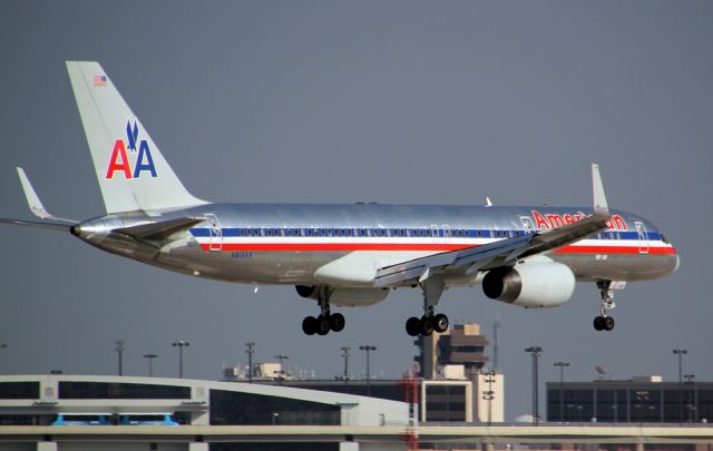 Boeing 757-200 (N618AA)