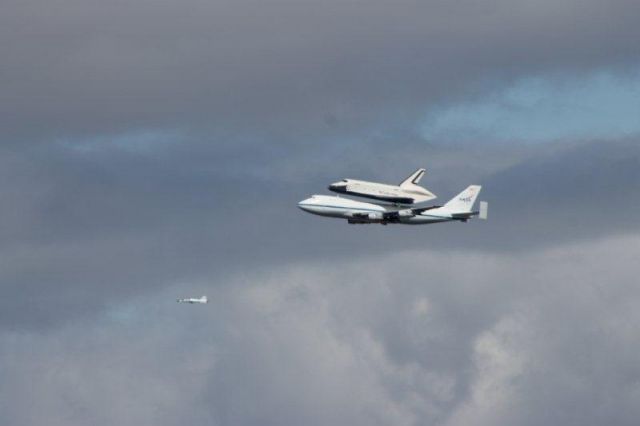 BOEING 747-100 (N905NA) - SCA N905NA carrying Enterprise makes a low-level flyby over Manhattan before landing at KJFK. Cellphone pic.