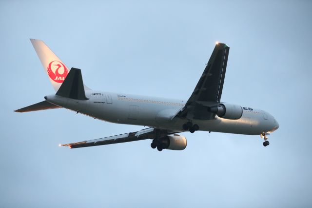 BOEING 767-300 (JA657J) - August 7th 2017:HND-HKD.