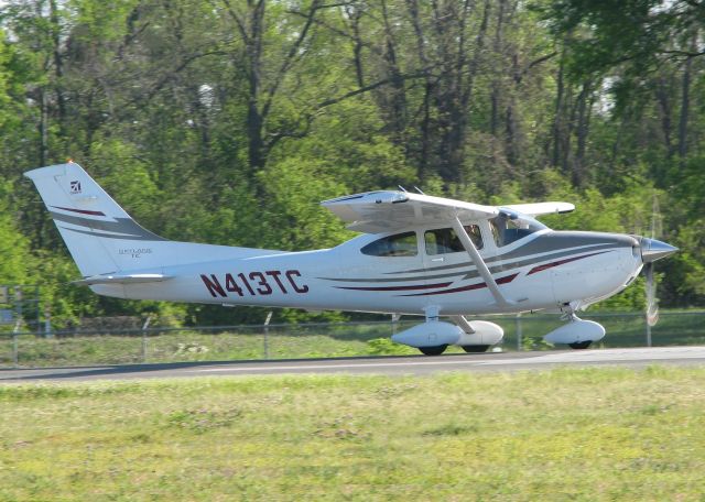 Cessna Skylane (N413TC) - Starting to roll for take off on runway 14 at the Shreveport Downtown airport.