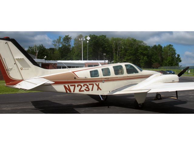 Beechcraft Baron (58) (N7237X)