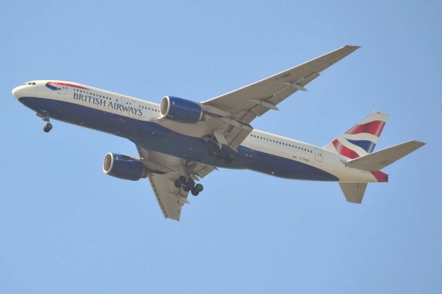 Boeing 777-200 (G-YMME) - On approach to London Heathrow, over Windsor Castle. Wed.5th June 2013.