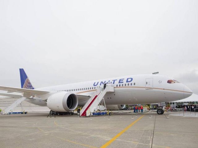 Boeing 787-8 (N20904) - Taking a look from the outside of the 1st united dreamliner