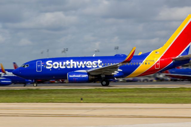 Boeing 737-700 (N7725A) - WN2032 Departing Hobby For Austin