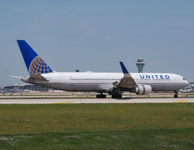 BOEING 767-300 (N669UA) - Turning off of runway 10C