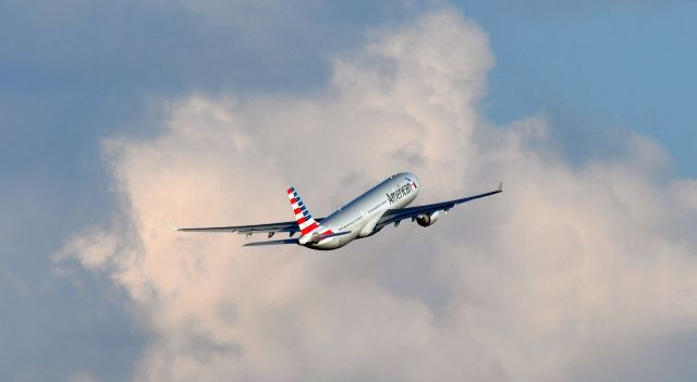 Airbus A330-300 (N273AY)