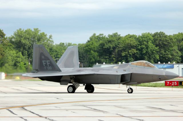 Lockheed F-22 Raptor (09-4185) - A USAF F-22, 09-4185, c/n 645-4185, from the 1st Fighter Wing, 1st Fighter Group, Langley AFB, VA, taxiing out for departure on 18 Jul 2016 after the 2016 Toledo Air Show.