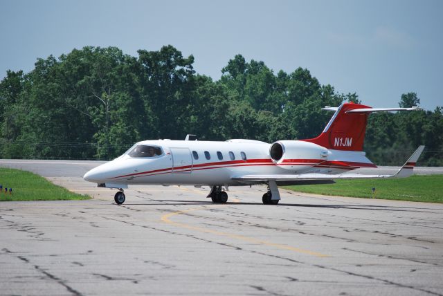 Learjet 31 (N1JM) - JM 500 LLC (Jamie McMurray) taxiing to runway 28 at KSVH - 6/18/09 *** NOTE: Now registered as N54CH as of 6/1/13