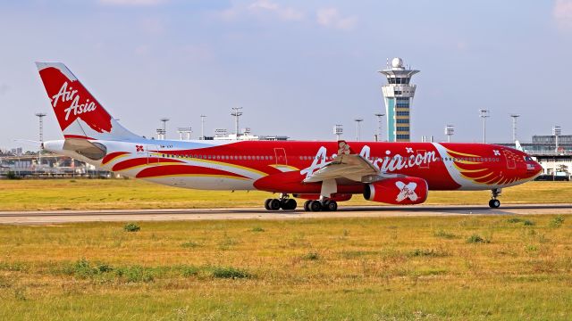 Airbus A330-300 (9M-XXT) - Parc de la coulée verte .Paray Vieille Poste.