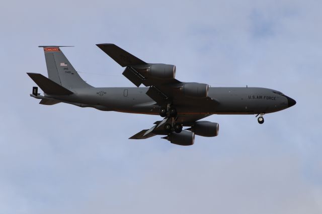 Boeing C-135FR Stratotanker (57-1451) - US Air Force KC135R BOBBY61 on final to 35l.