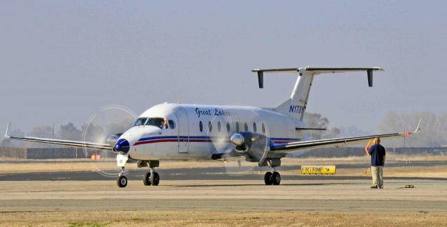 Beechcraft 1900 (N178YV) - Note the pilot waving. GLA Flight 162 taxing from the terminal at the Merced Regional Airport.