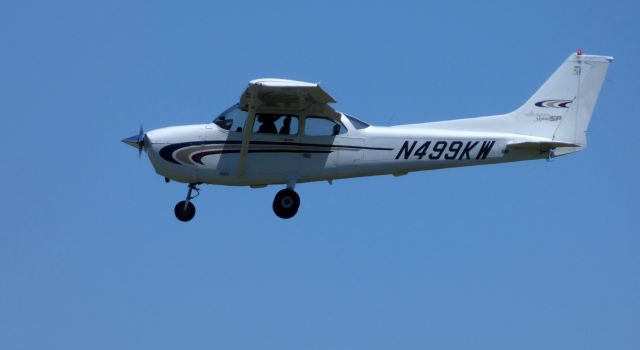 Cessna Skyhawk (N499KW) - On final is this 2000 Cessna Millenium Skyhawk SP C172S in the Spring of 2019.