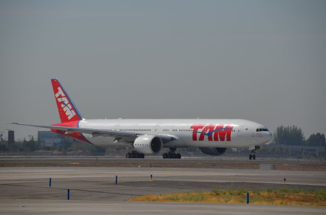 Boeing 777-200 (PT-MUB)