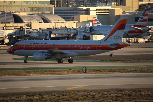 Airbus A319 (N742PS)