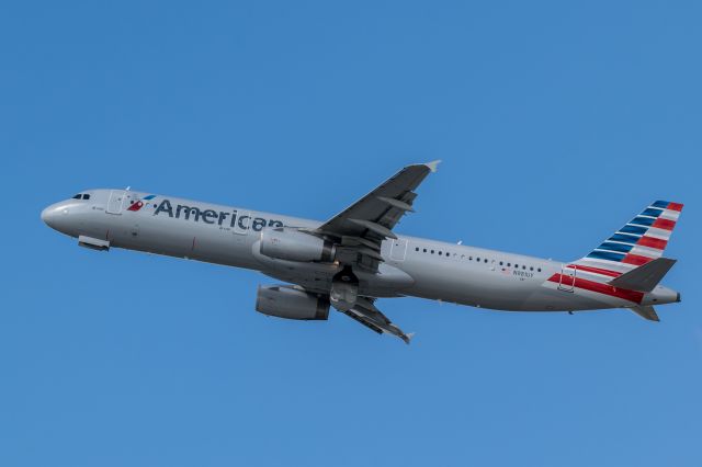 Airbus A321 (N981UY) - N981UYbr /A321 SN:5800br /AAL678 FLL-CLTbr /2017-02-15 KFLL RWY 28Rbr /Photo:Rafael Zorrilla