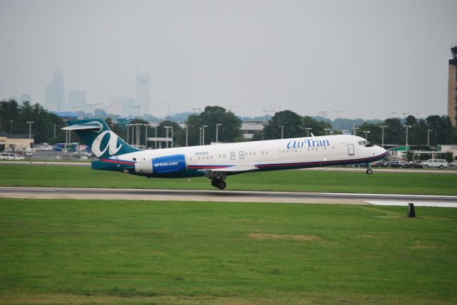 Boeing 717-200 (N932AT) - Arriving on runway 18C - 6/17/09