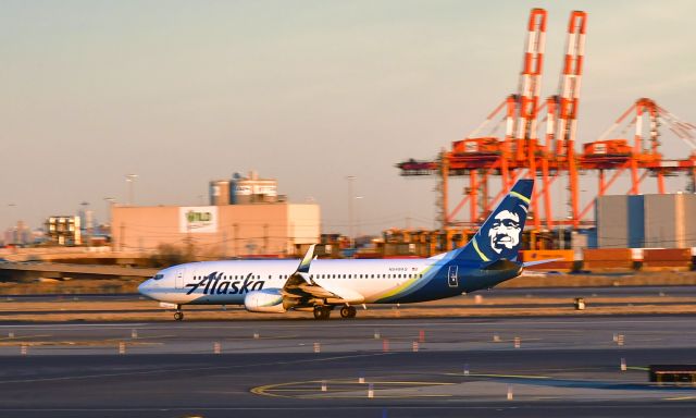 Boeing 737-800 (N549AS) - Alaska Airlines Boeing 737-8FH(WL) N549AS in Newark 