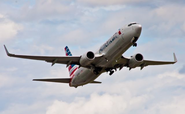 Boeing 737-800 (N854NN)