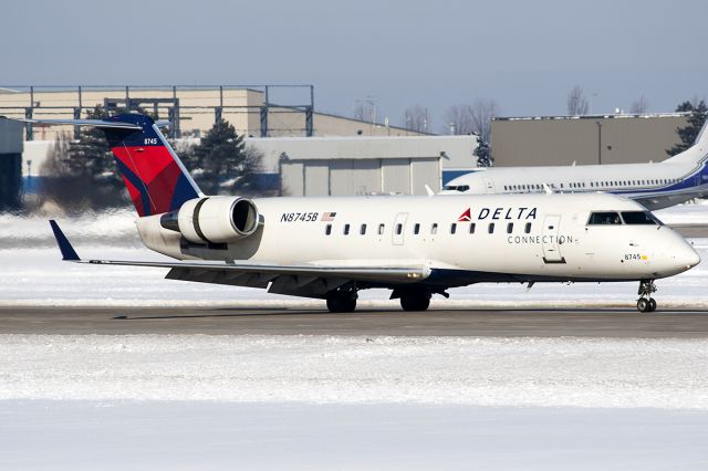 Canadair Regional Jet CRJ-200 (N8745B)