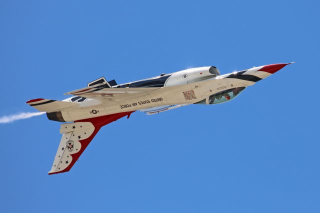 Lockheed F-16 Fighting Falcon (92-3908) - USAF Thunderbird #6 (92-3908, c/n cc-150) in an inverted high-speed pass on practice day for the 2016 Toledo Air Show on 15 Jul 2016.