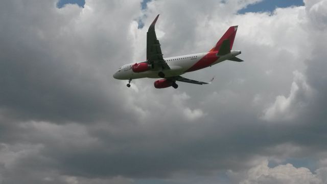 Airbus A319 (N695AV)