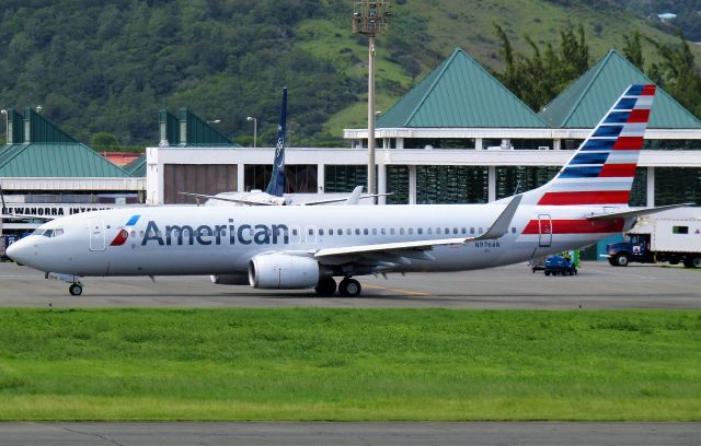 Boeing 737-800 (N976AN)