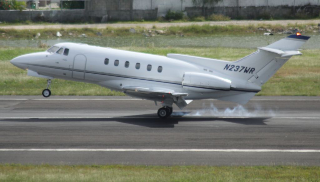 Hawker 800 (N237WR)