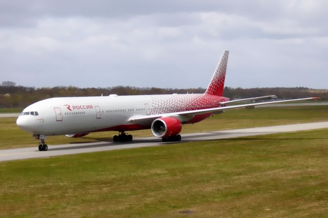 BOEING 777-300 (EI-XLP)