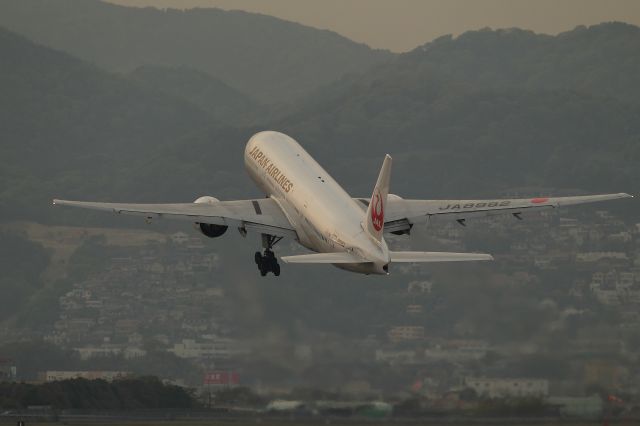 Boeing 777-200 (JA8982)