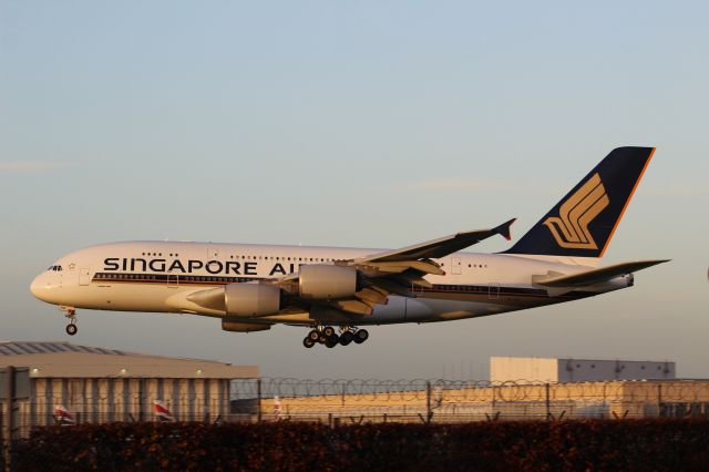 Airbus A380-800 (9V-SKR) - A Singapore Airlines A380-800 on final approach into LHR, landing on runway 27L.br /br /Location: Great South-West Road.br /Date: 20.12.22 (dd/mm/yy)