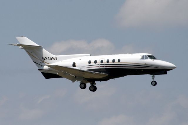 Hawker Siddeley HS-125-400 (N245RS) - On final approach for R08 on 08-Apr-11.