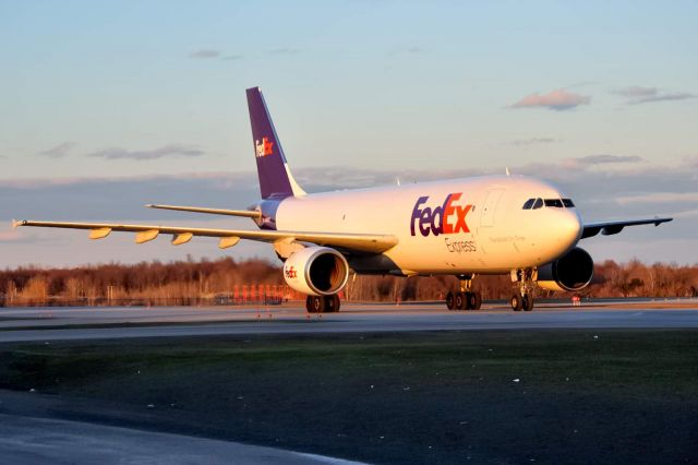 Airbus A300F4-600 (N678FE)