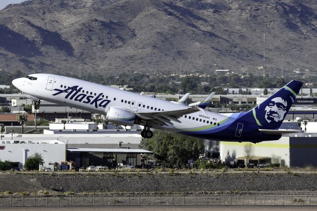 Boeing 737-800 (N556AS)