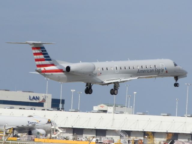 Embraer ERJ-135 (N612AE)