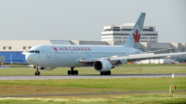 BOEING 737-600 (C-FCAF)