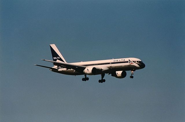 BOEING 727-200 (N699DN) - Delta Airline B727 landing at KDFW