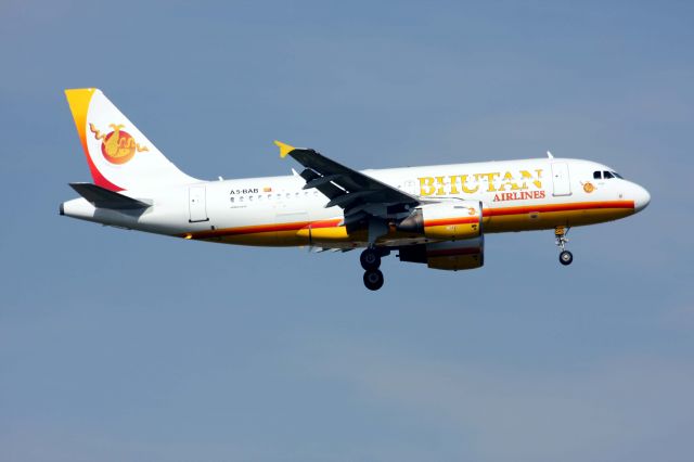 Airbus A319 (A5-BAB)