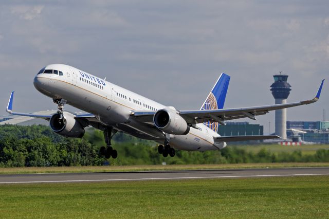 Boeing 757-200 (N12125) - UAL80 off to EWR