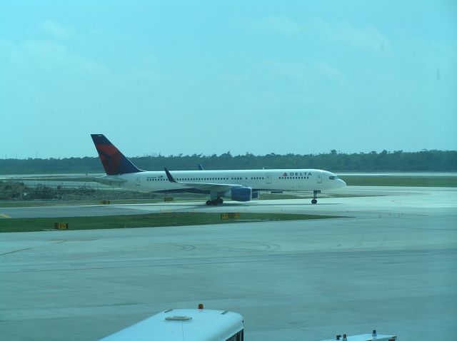 Boeing 757-200 (N664DN) - in terminal departure lounge, Feb 9 2011, ~ 12:30 local time