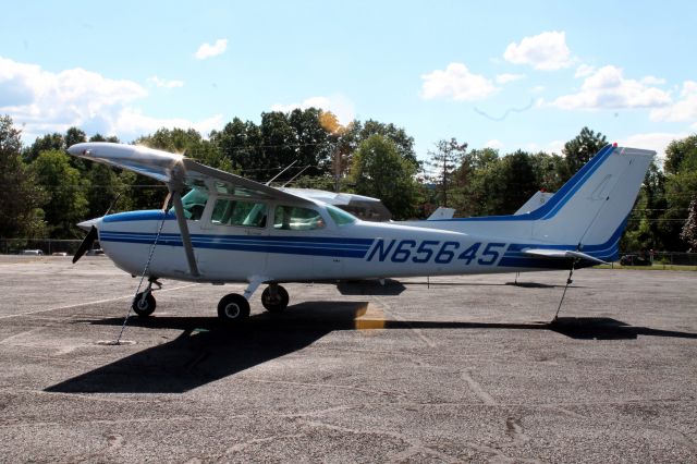 Cessna Skyhawk (N65645) - Taken on July 30, 2013.