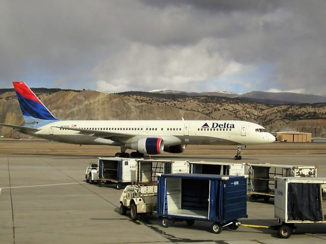 Boeing 757-200 (N679DA) - January 2004