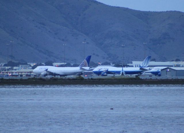 Boeing 747-400 (N127UA)