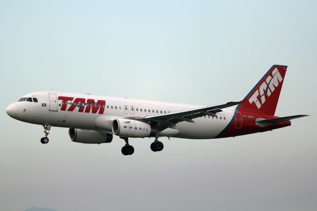 Airbus A320 (PT-MZU)