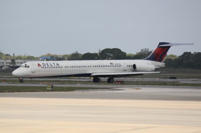 McDonnell Douglas MD-88 (N927DL) - Delta Flight 1678 (N927DL) arrives on Runway 14 at Sarasota-Bradenton International Airport following a flight from Hartsfield-Jackson Atlanta International Airport