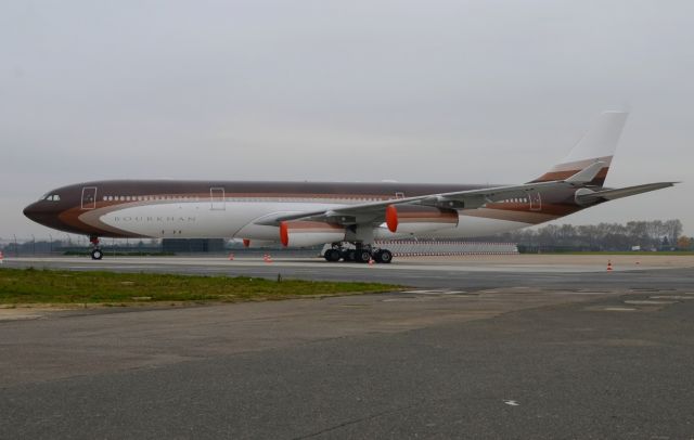 Airbus A340-300 (M-IABU) - 28/11/2013