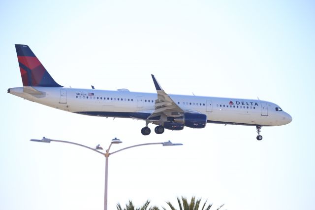 Airbus A321 (N126DN)