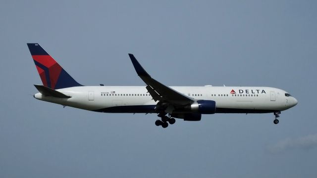 BOEING 767-300 (N184DN) - Final approach to NRT Rwy16R.(2016/04/25)