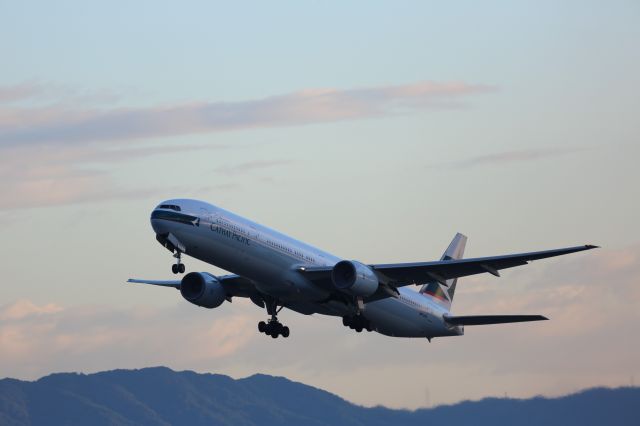 BOEING 777-300 (B-HNJ)