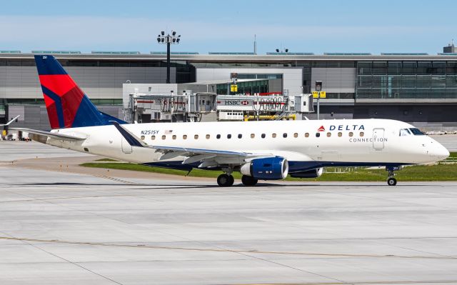 EMBRAER 175 (long wing) (N251SY)